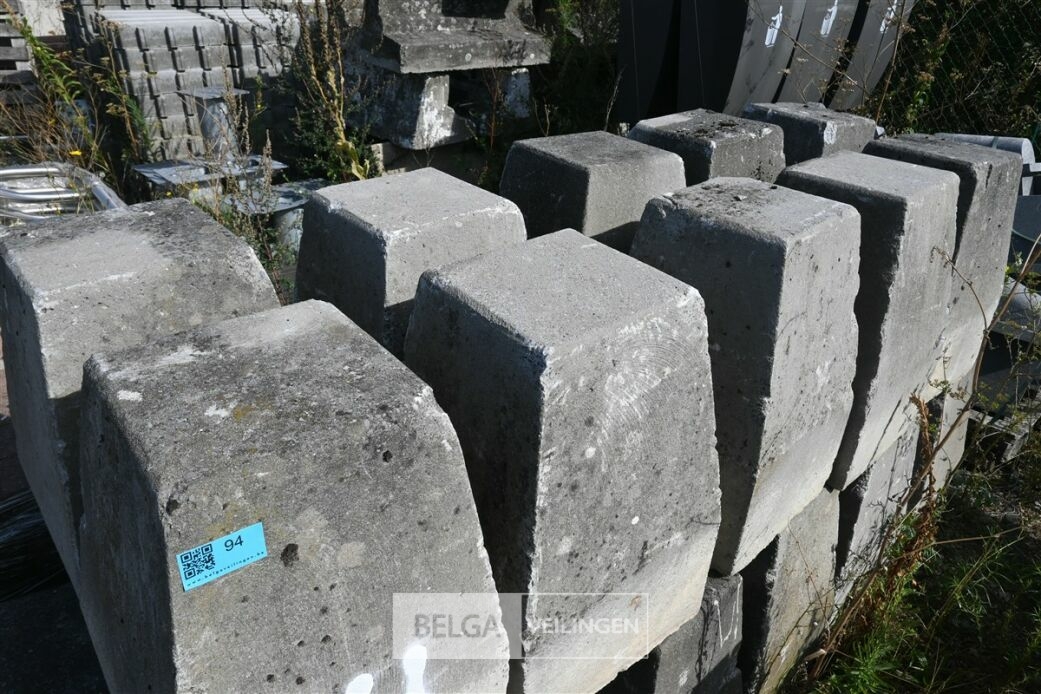 ± 20 Betonnen blokken – foto 4 – kavel bij Belga Veilingen