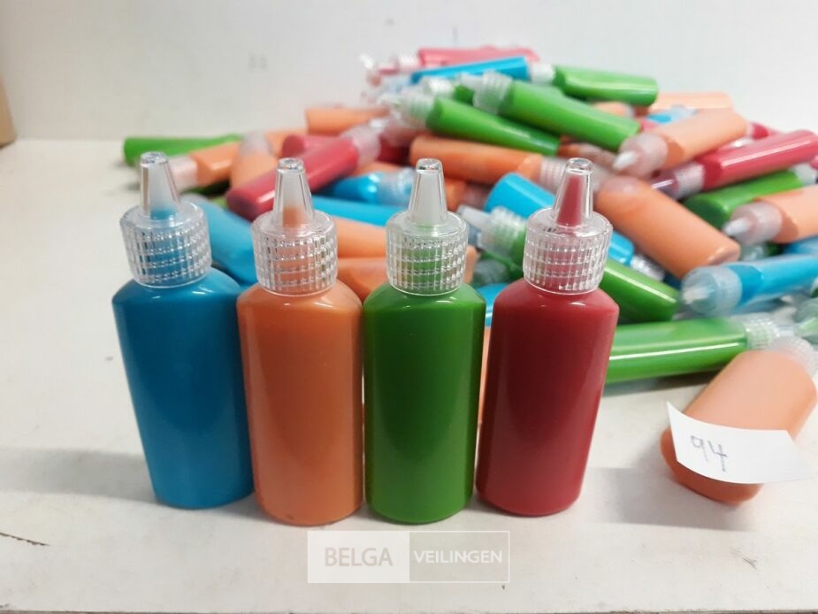 100 x Glitterverf mix kleuren voor op textiel – foto 3 – kavel bij Belga Veilingen, Oudsbergen