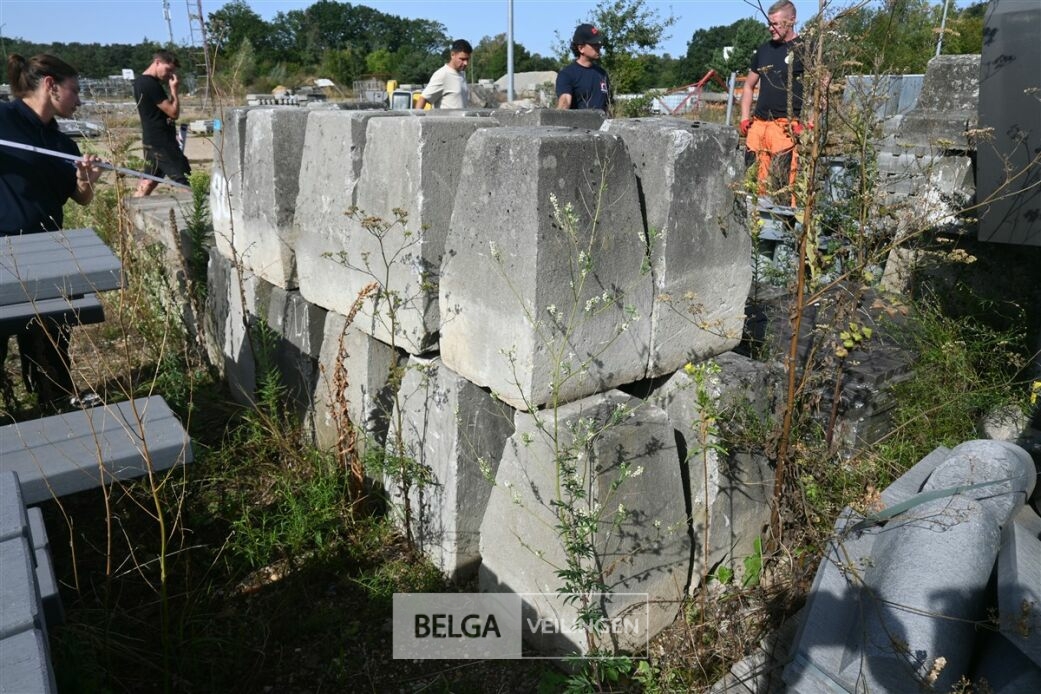 ± 20 Betonnen blokken – foto 5 – kavel bij Belga Veilingen