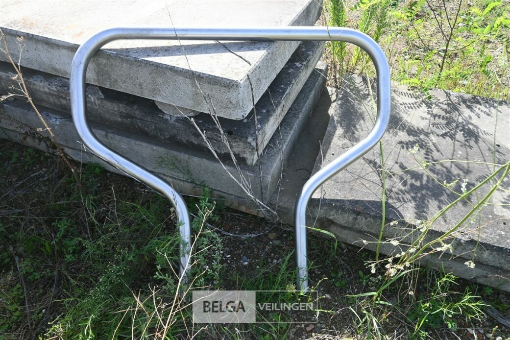± 10x Afzetpaaltjes/fietsenrekken – foto 3 – kavel bij Belga Veilingen