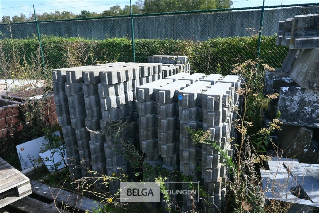 ± 150x Waterdoorlatende klinkers – foto 2 – kavel bij Belga Veilingen