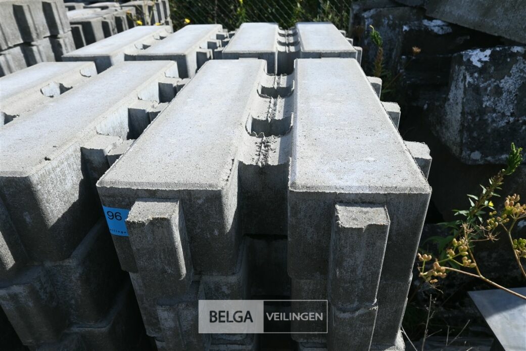 ± 150x Waterdoorlatende klinkers – foto 3 – kavel bij Belga Veilingen