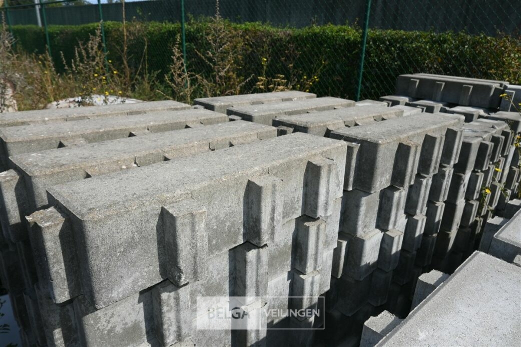 ± 150x Waterdoorlatende klinkers – foto 5 – kavel bij Belga Veilingen