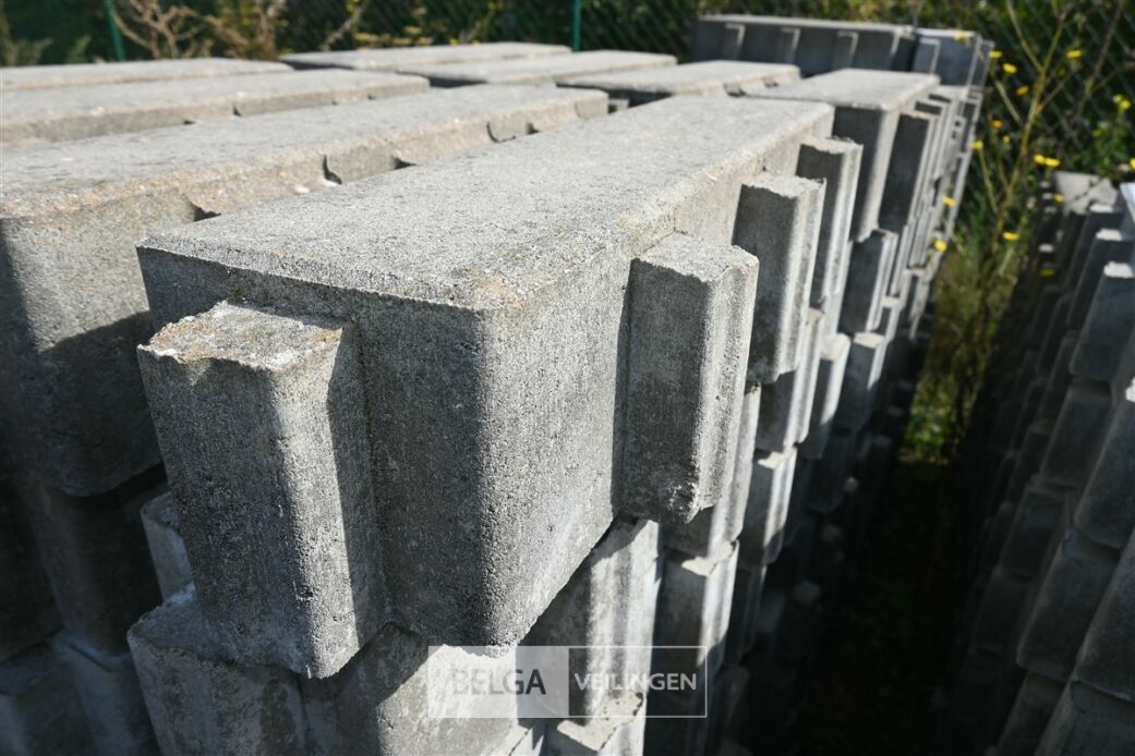 ± 150x Waterdoorlatende klinkers – foto 6 – kavel bij Belga Veilingen