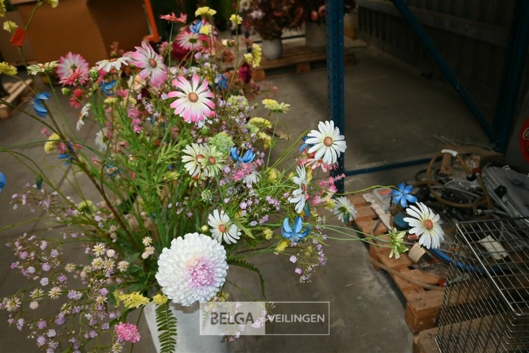 Plastieken bloemstuk – foto 3 – kavel bij Belga Veilingen, Lummen
